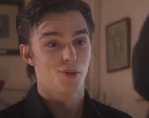 O papel de Tony, cheio de complexidade emocional, permitiu que Hoult mostrasse sua habilidade para interpretar personagens multifacetados.