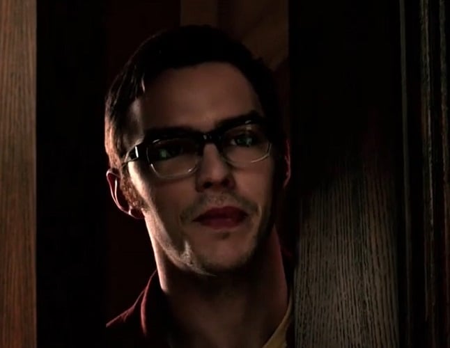 Apesar de seu sucesso em filmes de super-heróis, Hoult se mostrou crítico em relação à indústria de filmes de herói. Em várias entrevistas, ele expressou sua frustração com o que considera ser uma excessiva dependência de fórmulas previsíveis e comerciais.