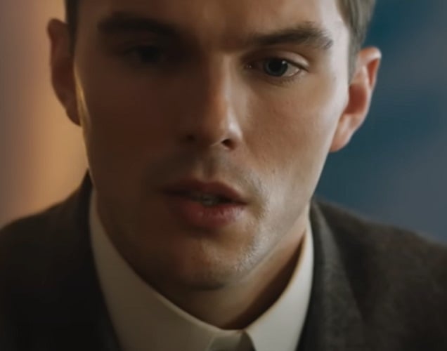 Em 2019, Hoult interpretou J.R.R. Tolkien, o autor de O Senhor dos Anéis, no filme biográfico Tolkien.  O trabalho lhe rendeu elogios da crítica, solidificando seu status como um ator capaz de se reinventar em diversos papéis.