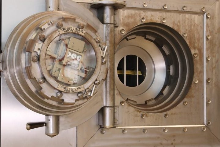 Bancos e instituições financeiras possuem cofres de alta segurança para armazenar grandes quantias de dinheiro, metais preciosos e outros bens de valor.