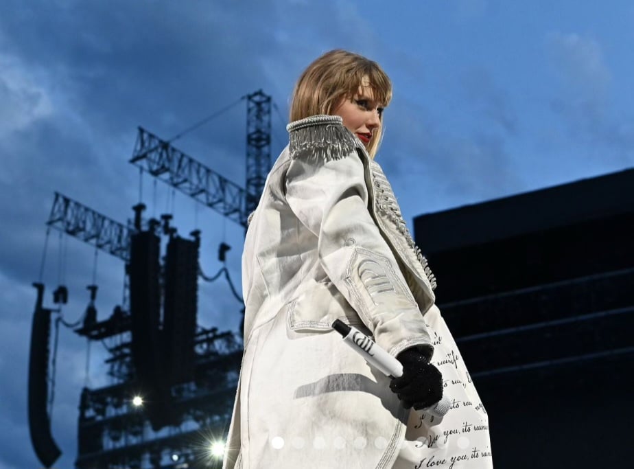 “A turnê Eras trouxe tantas primeiras vezes… Por exemplo, eu nunca tinha viajado para a Suíça antes. Este lugar é deslumbrantemente bonito. Adorei tocar para essas duas plateias maravilhosas em Zurique”, derreteu-se a estrela pop em postagem sobre a Suíça. 
