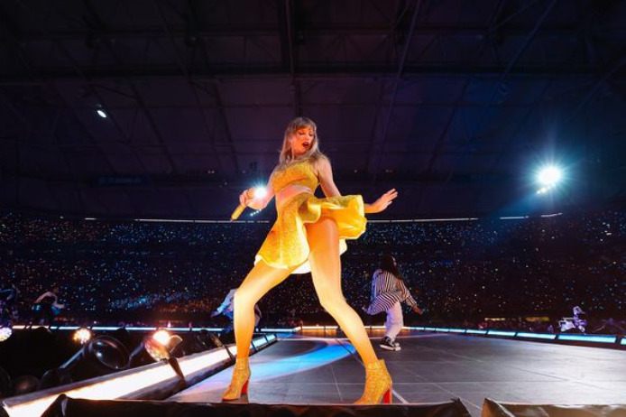 The Eras Tour é a sexta turnê da carreira de Taylor Swift. Nos shows, a cantora perpassa vários períodos de sua carreira. O fato de não ter promovido três discos devido à pandemia levou a dar essa concepção mais global.