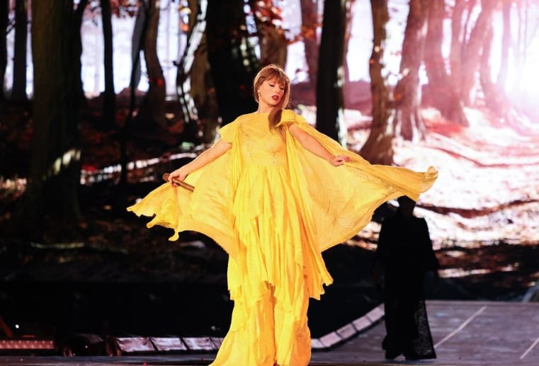 Tudo com altíssimo nível de produção tanto na qualidade das apresentações musicais (som, efeitos visuais e tecnologia em geral) como nos figurinos da cantora. 