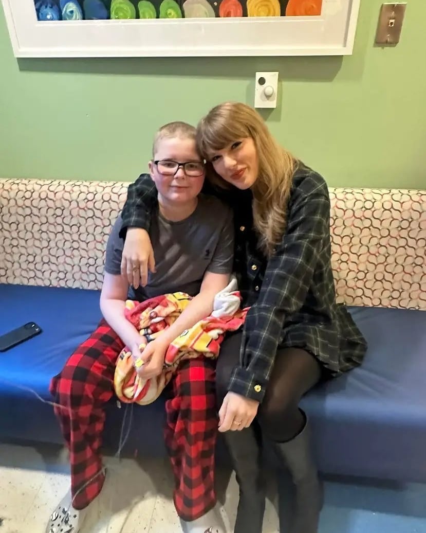 A estrela pop distribuiu presentes e tirou fotos com crianças e funcionários. Entre as pacientes presenteadas por Taylor Swift esteve uma menina chamada Rylie, que ganhou uma cópia autografada do livro “Eras Tour”, que celebra a última turnê da artista.
