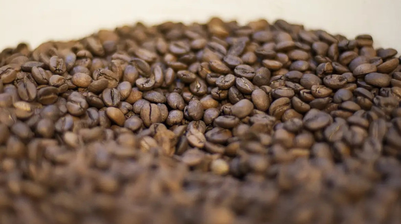 Três marcas de café foram proibidas após análises apontarem presença de cascas, paus e impurezas em produtos vendidos como café moído