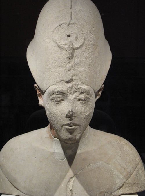 Durante o reinado de Akhenaton, marido de Nefertiti, a rainha foi uma figura proeminente. Sua imagem esculpida, feita em calcário e pintada, com a coroa azul característica, rapidamente se tornou um ícone cultural.