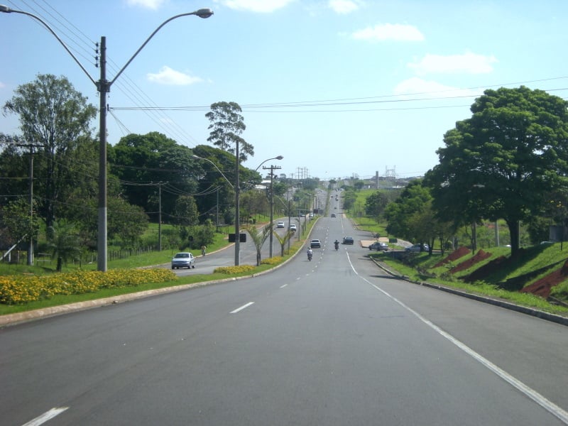 Quando o trajeto é longo, a monotonia pode causar sono. Faça pausas e programe paradas estratégicas para lanche e procure caminhar um pouco nesses intervalos para estimular a circulação sanguínea. 