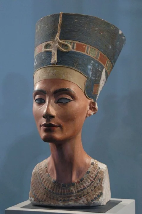O busto de Nefertiti, portanto, não é apenas uma obra-prima da arte egípcia. É, também, um símbolo de questões éticas e políticas que cercam a arqueologia e a propriedade cultural no século XXI.
