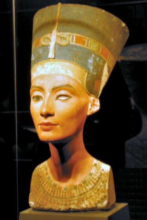 Sua representação suave e idealizada da rainha, com um olhar altivo e inacessível, reflete o poder e a beleza que Nefertiti ostentava em vida. Contudo, o busto também guarda mistérios, como o fato de um de seus olhos estar incompleto.