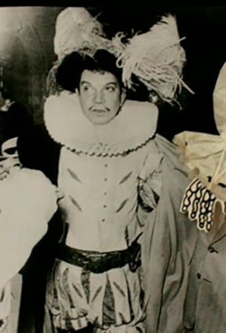 Cantinflas - Mário Moreno Reis (1911-1993) - O ator mexicano, considerado por Charles Chaplin um dos melhores comediantes do mundo, também foi palhaço e acrobata. No filme O Circo (1943), ele une as artes cênica e circense no papel de um sapateiro que vai trabalhar num circo. 