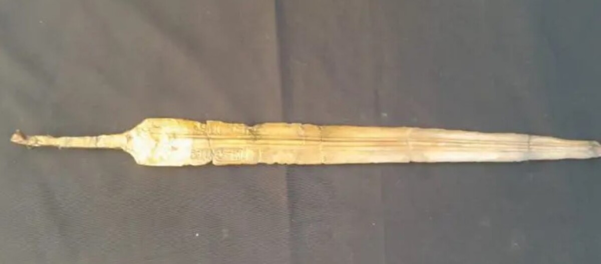 Arqueólogos egípcios encontraram ruínas de uma instalação militar de 3,2 milhões de anos. No local, estavam objetos de grande valor histórico, especialmente uma espada de bronze com hieróglifos (caracteres da escrita do Egito Antigo) que remetem ao nome do faraó Ramsés II. 
