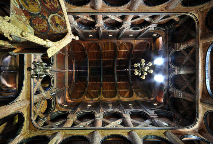 Hoje em dia, na Noruega, cerca de 30 igrejas no estilo StavKirker ainda existem, algumas com partes de madeira preservadas por mais de mil anos.