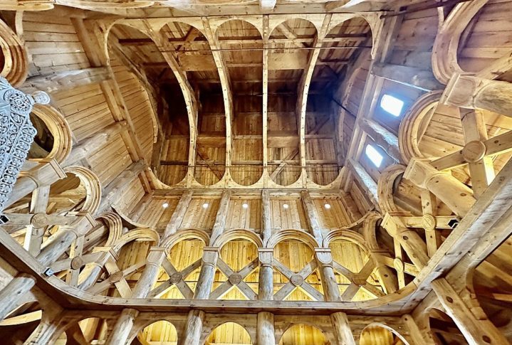 Para dar estabilidade à estrutura, essas colunas eram reforçadas com vigas de madeira na base e no topo, formando uma estrutura forte em forma de pórticos.