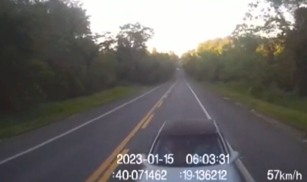 O carro atinge em cheio o caminhão, que já estava a 57km/h.  Todos da família que estavam no carro morreram na hora.  