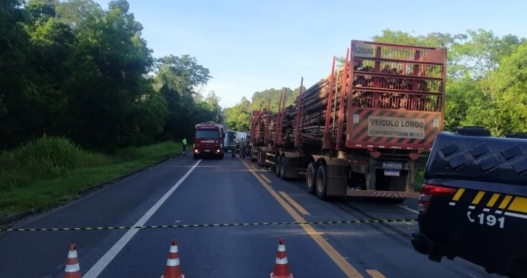 A família ia para a Bahia onde anualmente visitava parentes de Edinalva. O motorista da carreta, que transportava toras de eucalipto, não se feriu. 