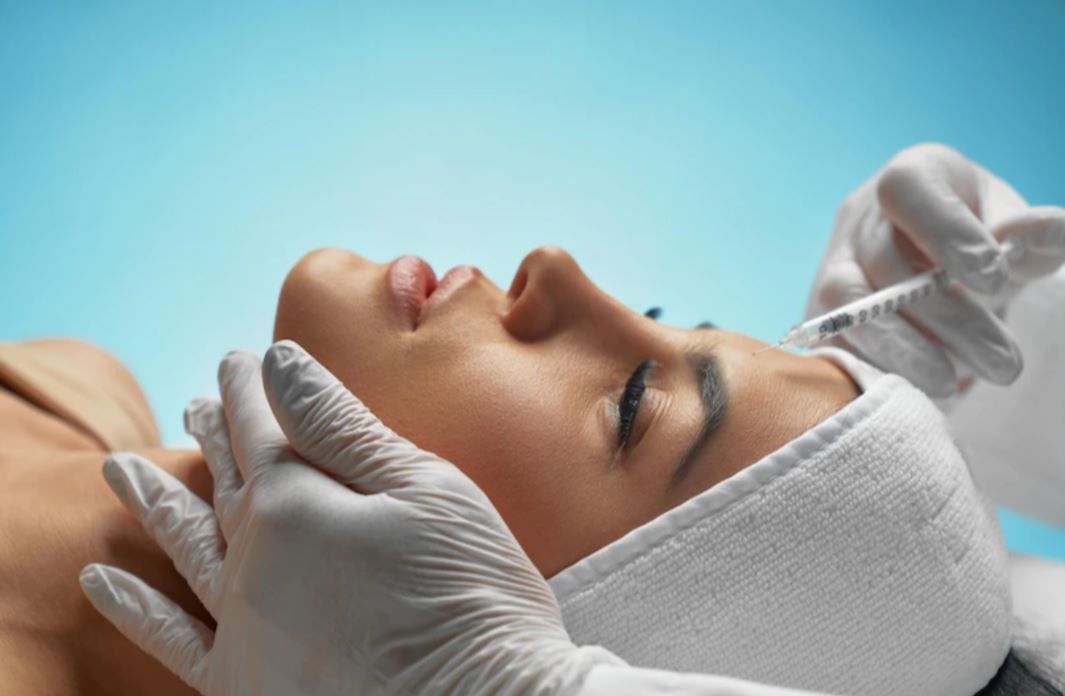 O processo não é cirúrgico e abrange várias partes do rosto, como lábios, cílios, mandíbula e nariz. Pode ser feito por dermatologistas e cirurgiões plásticos, mas também por dentistas, que estudaram toda a anatomia do rosto humano.