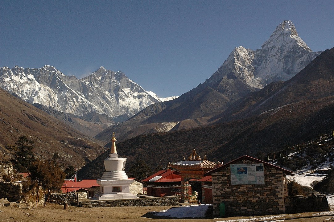 O Everest - chamado de Sagarmatha pelos nepaleses - fica entre o Nepal e o Tibete.  A fronteira internacional entre os distritos do Solukhumbu, no Nepal, e  Tingri, na Região Autônoma do Tibete da República Popular da China, passa no cume