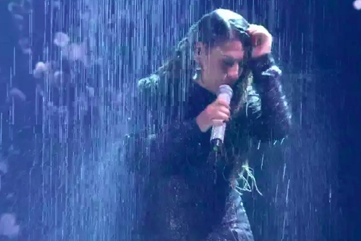 A transmissão foi ao ar neste domingo (15/12) e contou até com banho de chuva no fim da performance. 