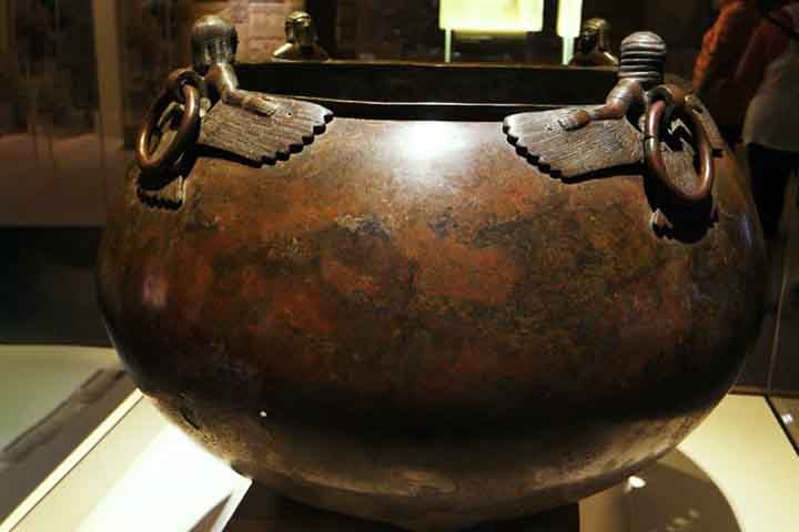 De acordo com a datação por radiocarbono, os caldeirões datam do final da Idade do Bronze, ou seja, estavam em uso há cerca de 2.700 anos. Dessa forma, a salsicha de sangue geralmente é elaborada através de sangue, gordura de porco e cebola e está presente na alimentação da Mongólia.