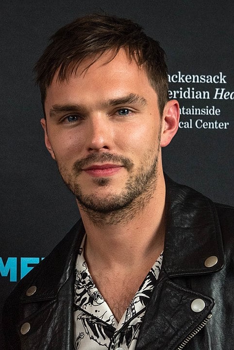 O ator britânico Nicholas Hoult já está consolidado como um dos mais talentosos de sua geração. Ele é marcado, aliás, por uma carreira com papéis profundos e também pela versatilidade. Vamos conhecer um pouco mais sobre o ator de 35 anos.