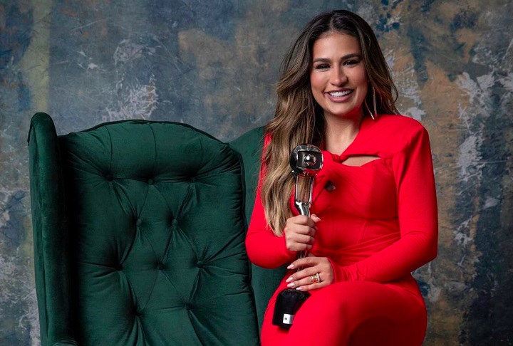 Em 2023, já havia levado o troféu na mesma categoria com a música “Erro Gostoso”. Conheça mais sobre a trajetória de Simone Mendes!