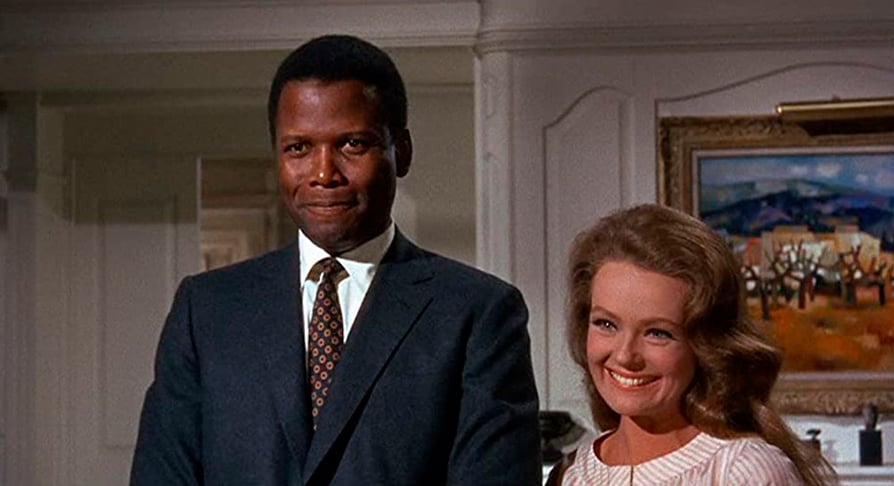 Em Adivinhe Quem Vem Para Jantar (1967), Poitier é o noivo de uma branca que, ao apresentá-lo aos pais, um casal que se achava progressista, percebe a estranheza provocada. O filme discutiu o racismo no mesmo ano que a Suprema Corte dos EUA legalizou os casamentos interraciais. 