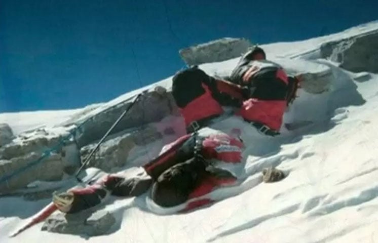 O trecho final, que leva ao cume da montanha, foi batizado de zona da morte. Nessa área estreita, acima de 7.900 metros, e de baixa visibilidade é onde ocorre a maioria dos óbitos. E os corpos ficam no local porque a remoção seria arriscada e extremamente custosa. 