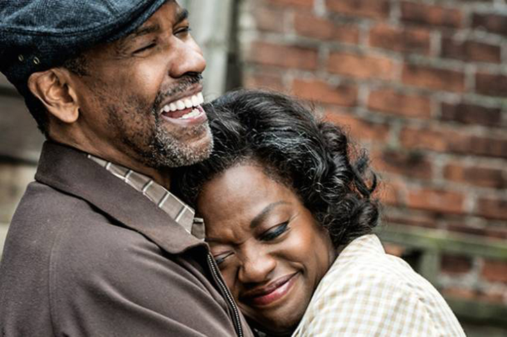 Viola Davis ganhou o Oscar de Melhor Atriz (2017) pelo papel de Rose Maxson, mulher de Troy, jogador de beisebol aposentado que passou a coletar lixo para sobreviver (Denzel Washington) no filme Um Limite Entre Nós. 