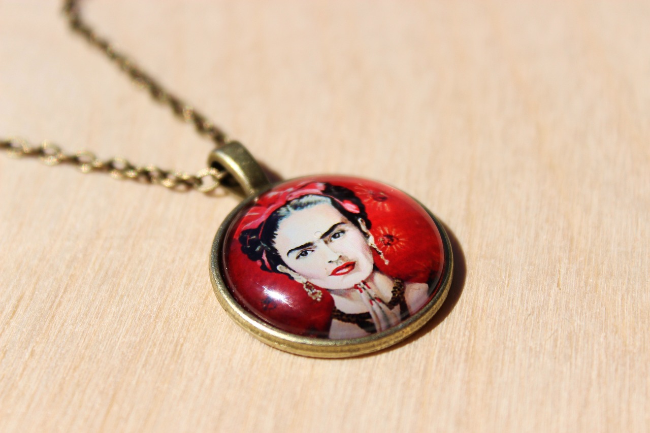 Nas últimas décadas, Frida Kahlo tornou-se um ícone pop e uma das mulheres mais conhecidas do mundo. É comum encontrar objetos de uso pessoal e decorativos, como camisetas, canecas, chaveiros e almofadas, que trazem o rosto da artista estampado, com suas sobrancelhas grossas e estética florida.