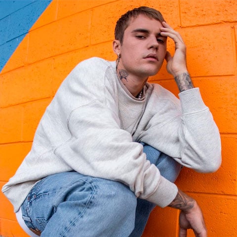Justin Bieber - Um dos ícones da música pop há uns anos, Justin Bieber vomitou no palco durante um show no Arizona, nos Estados Unidos. Ele estava cantando o refrão da música “Out of Town Girl” quando, de repente, virou de costas e jogou para fora o que estava no estômago. 