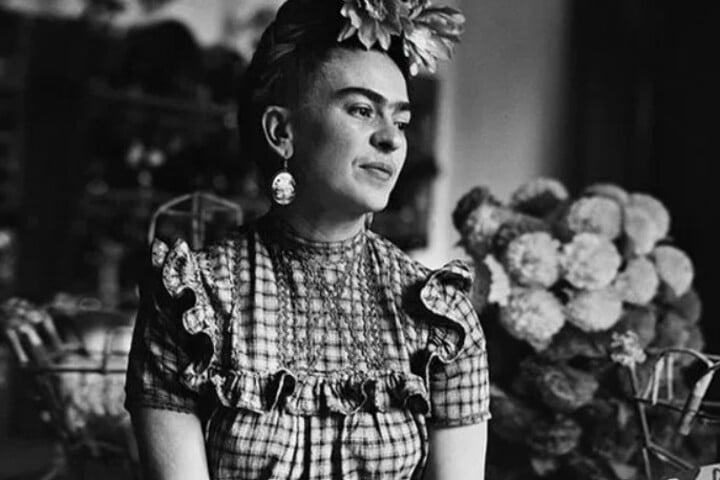 Há muitos autorretratos na produção de Frida Kahlo, mas a artista também construiu paisagens mortas e cenas com elementos do folcore mexicano. Esses aspectos formaram a estética característica de sua arte. 
