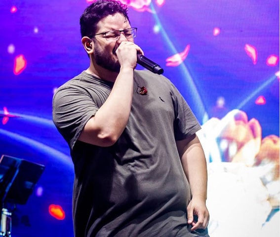 Maurílio (1993-2021) - O cantor sertanejo nascido no Maranhão passou mal durante um show em Goiânia,. Logo depois, teve um mal súbito e foi internado, falecendo duas semanas depois.