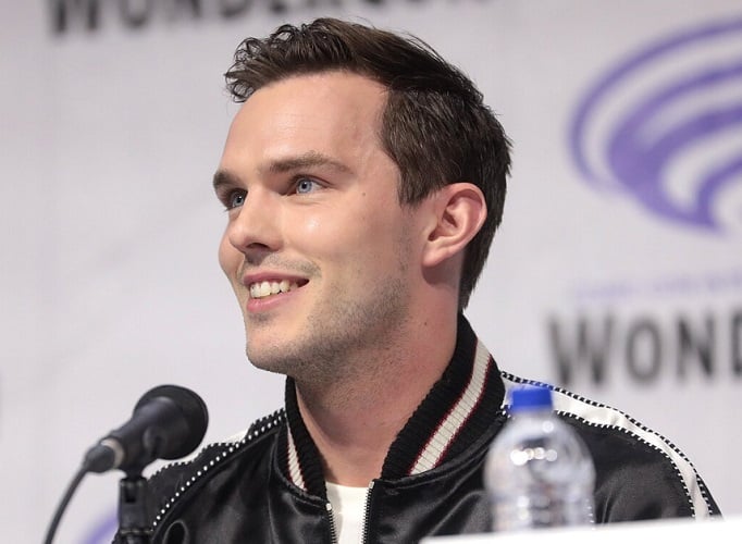 Nascido em 7 de dezembro de 1989, em Berkshire, na Inglaterra, Hoult demonstrou seu interesse pela atuação desde a infância.