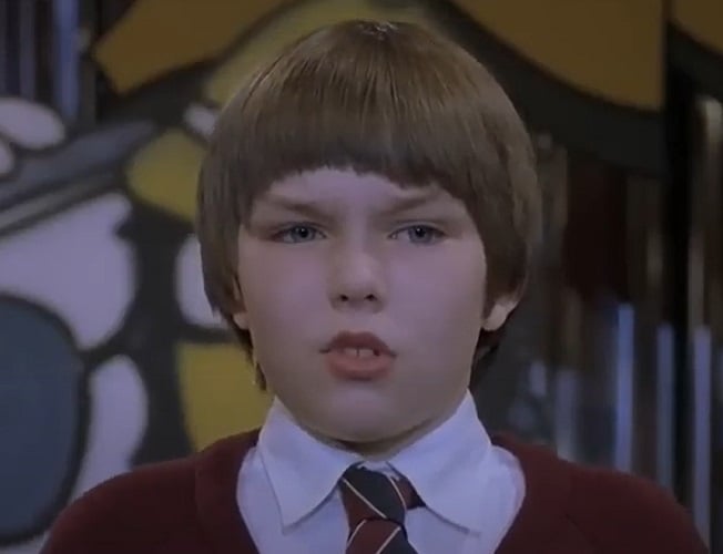 A interpretação de Hoult foi aclamada, e ele rapidamente se destacou como uma jovem promessa do cinema britânico. Seu papel foi fundamental para estabelecer sua capacidade de transmitir emoções complexas, algo que o tornaria uma característica de sua carreira.