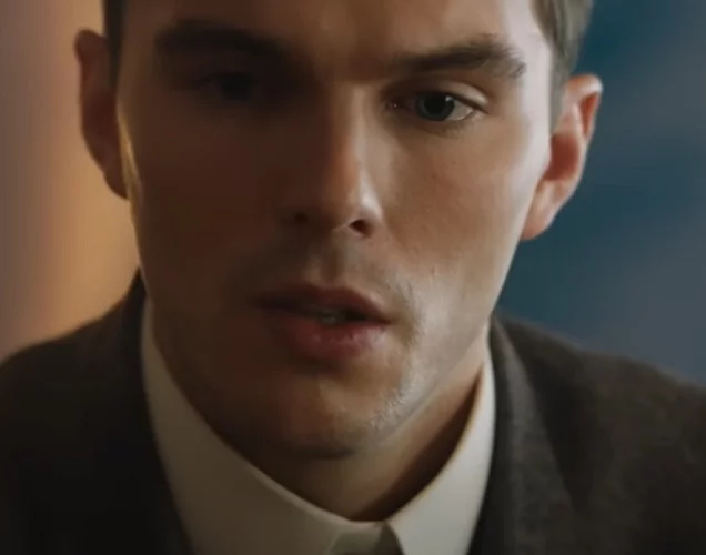 Em 2019, Hoult interpretou J.R.R. Tolkien, o autor de O Senhor dos Anéis, no filme biográfico Tolkien.  O trabalho lhe rendeu elogios da crítica, solidificando seu status como um ator capaz de se reinventar em diversos papéis.