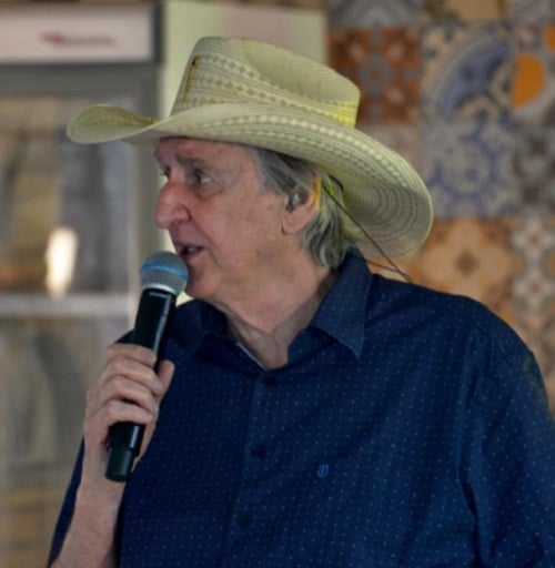 Sérgio Reis - O cantor paulista, um dos maiores no gênero sertanejo, passou mal durante um show na cidade de Três Marias, em Minas Gerais. O cantor apagou, caiu do palco, bateu com as costas em uma caixa de som e foi prontamemnte amparado pelo público com fratura nas costelas e também lesões no ombro.