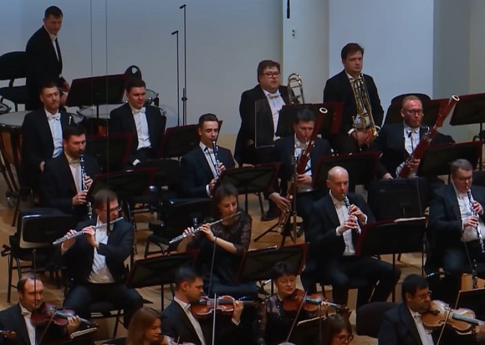 Estabelecida em 1990, a Orquestra Nacional Russa rapidamente conquistou um lugar de destaque no cenário musical mundial. Seu repertório é focado em compositores russos e abrange tanto obras tradicionais quanto contemporâneas.