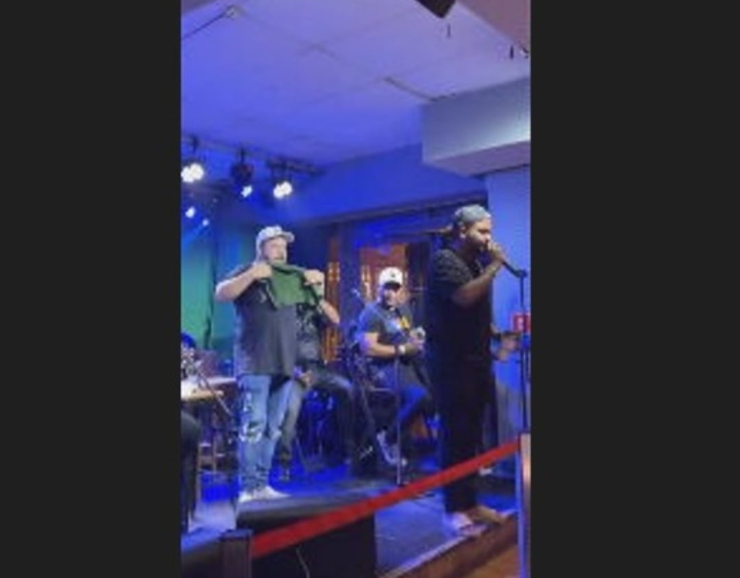 Renatinho Bokaloka - O cantor de 48 anos, vocalista da banda Bokaloka, morreu em 2023, um dia após sofrer um infarto durante show na Barra da Tijuca, no Rio de Janeiro. 