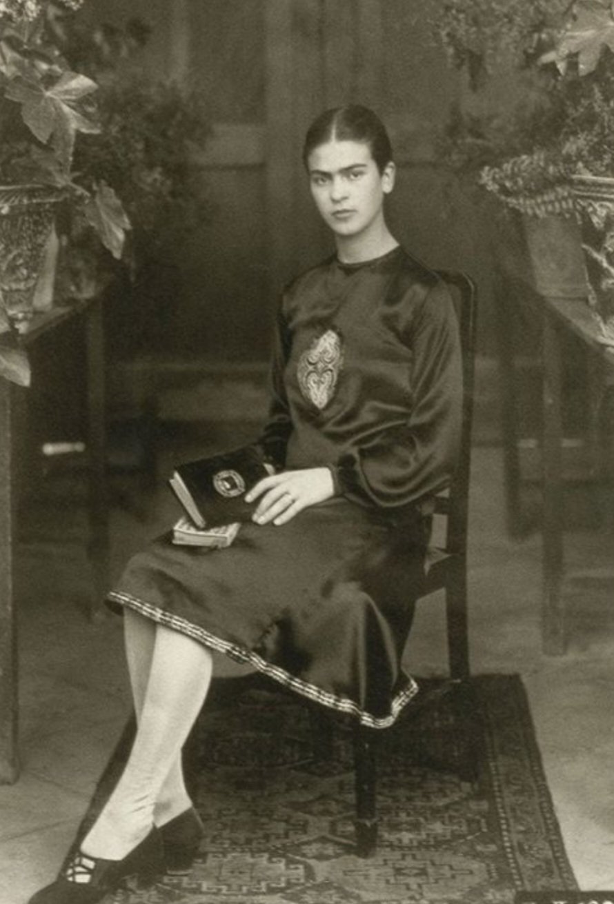 Aos 18 anos, Frida sofreu um sério acidente quando o ônibus em que viajava colidiu com um trem. Na tragédia, uma barra de ferro atravessou seu abdômen, coluna vertebral e pélvis. 
