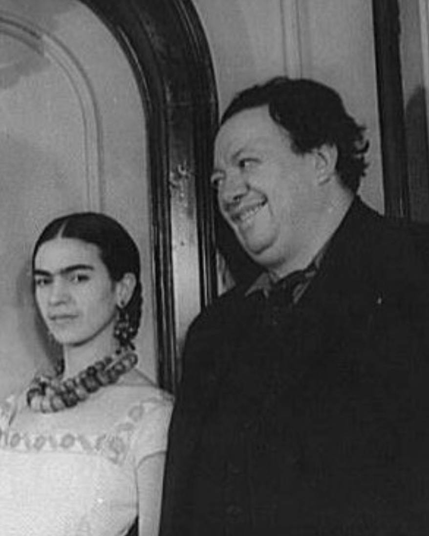 Frida e Rivera militaram no Partido Comunista e tiveram uma casamento marcado por casos extraconjungais de ambos os lados. A artista chegou a ter um envolvimento com o famoso revolucionário soviético Leon Trotski. 

