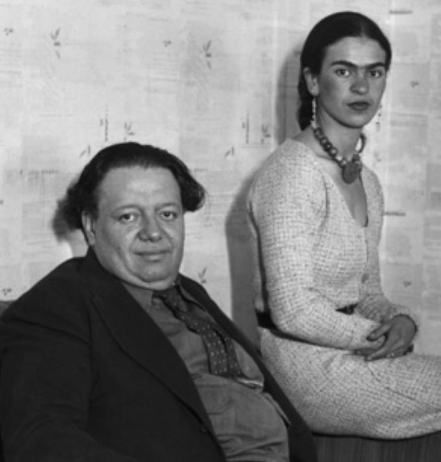 Um dos fatos mais conhecidos da biografia de Frida é seu relacionamento com o muralista Diego Rivera, outro nome famoso das artes plásticas do México. 
