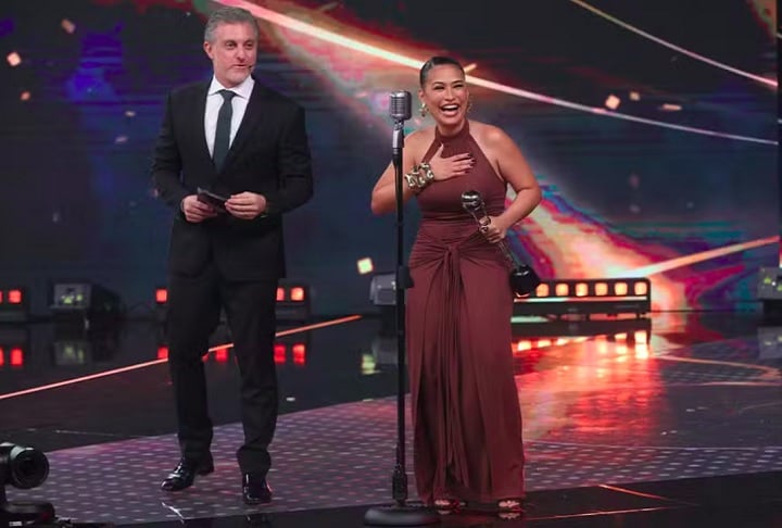 Simone conquistou o troféu de Música do Ano com o hit “Dois Tristes” e superou as concorrentes “Macetando”, de Ivete Sangalo e Ludmilla, e “Primeiro Beijo”, de Gloria Groove, em votação popular.