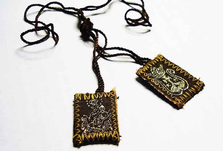 O mais conhecido é o Escapulário de Nossa Senhora do Carmo, também chamado de Escapulário do Carmo, ligado à devoção a Nossa Senhora do Monte Carmelo.