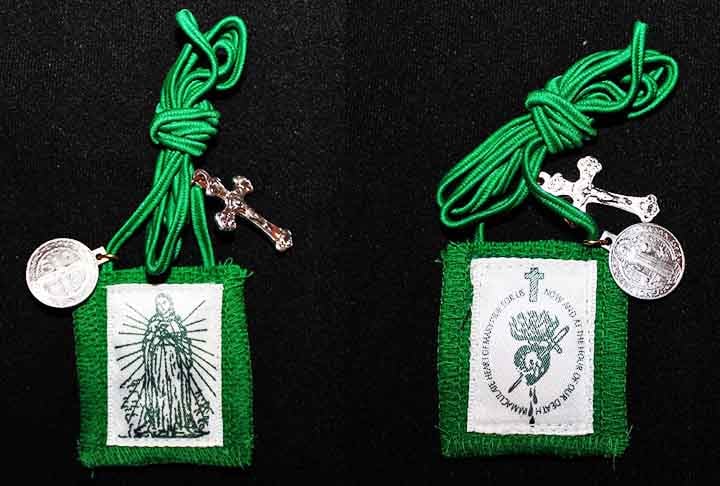 O escapulário é um objeto religioso, geralmente associado à devoção católica, que consiste em duas pequenas peças de tecido ou medalhas ligadas por uma corda ou fita.