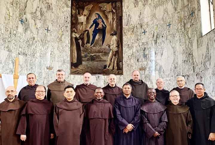 Os escapulários têm origem na tradição da Igreja Católica e surgiram por volta do século XIII. Eles derivam do hábito monástico usado pelos monges da Ordem dos Carmelitas.