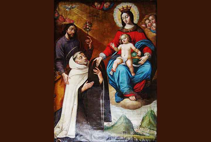 A forma moderna do escapulário, em miniatura, tem suas raízes na visão que São Simão Stock, um carmelita, teria tido em 16 de julho de 1251, na qual a Virgem Maria lhe apareceu e entregou um escapulário. 