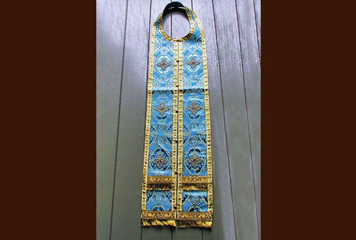 Nas igrejas ortodoxas, há uma vestimenta religiosa chamada paramento (ou epitrachélion) que lembra o escapulário católico, usado por monges e sacerdotes. É um sinal de devoção e compromisso com a fé, embora tenha diferenças no formato e uso