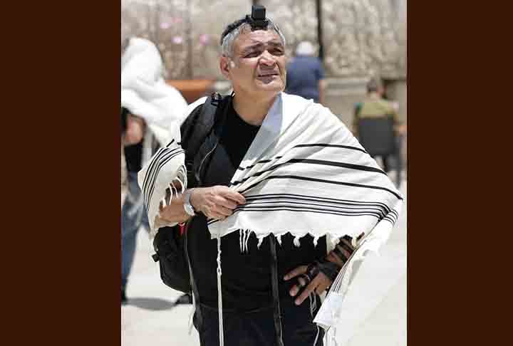 No judaísmo, existe o talit, um manto de oração usado durante práticas religiosas. Embora não seja um escapulário, possui um papel simbólico de proteção e devoção espiritual, semelhante ao uso de escapulários em outras religiões.