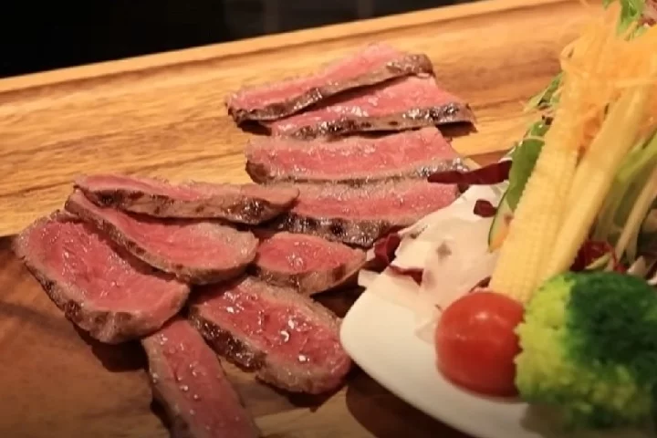 O Japão promoveu leilão de cerca de 1,4 tonelada de carne fresca de baleias-comuns no dia 12/12, com valor superior a US$ 1.300 (R$ 7.900) por quilograma. Os mamíferos foram capturados na ilha de Hokkaido, no norte do país, pela primeira vez em quase meio século. 


