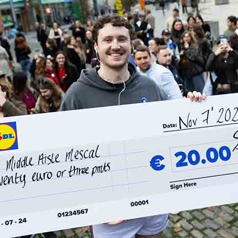 O vencedor, que trajava o figurino icônico do personagem de Mescal na minissérie Normal People (2020), ganhou 20 euros e três cervejas como troféu. 